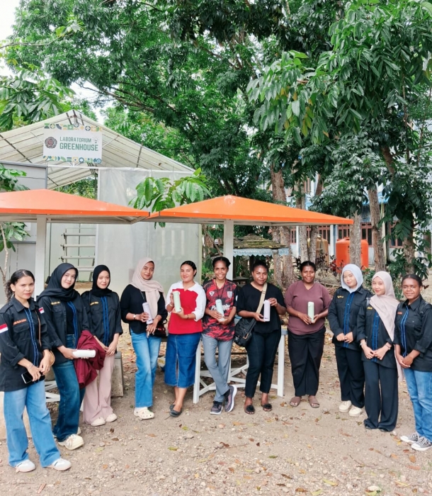 Produksi Konten Edukasi dan Bagikan Tumbler Gratis, Mahasiswa Pendidikan IPA UNIMUDA Sorong Wujudkan Kampus Peduli Sampah